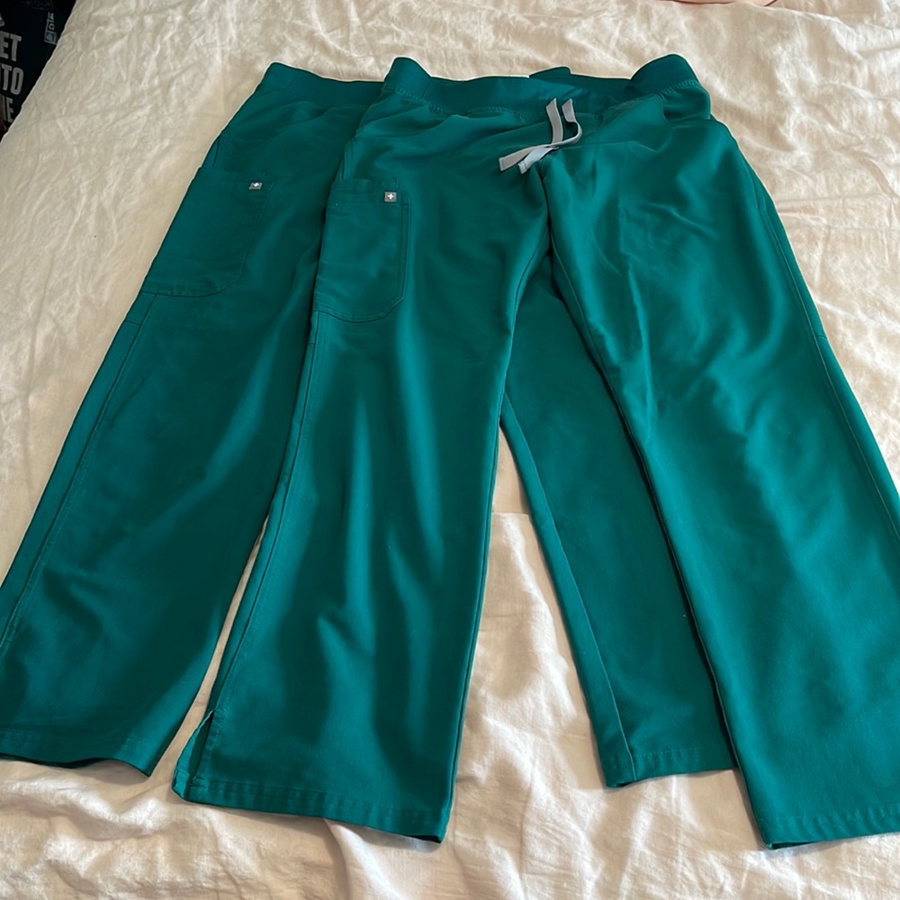 Figs bundle 2 pair Cade kargo scrub pants size M Hunter green